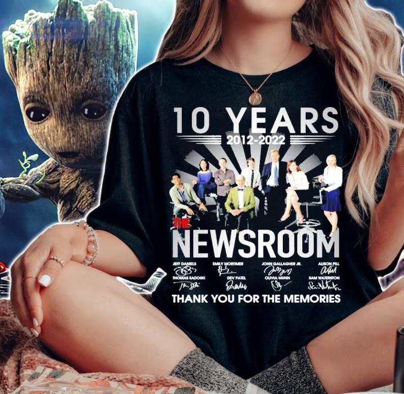 10 years 2012 2022 The Newsroom signatures t-shirt woman shirt